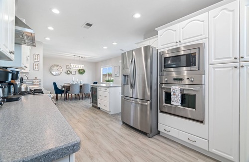 Highland Hills Casa | ❤ 5BR/3BA Modern Cozy Farmhouse, Spacious Backyard w/ Pool + Fire Pit
