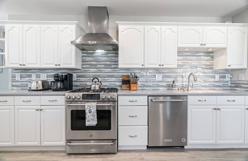 Highland Hills Casa | ❤ 5BR/3BA Modern Cozy Farmhouse, Spacious Backyard w/ Pool + Fire Pit