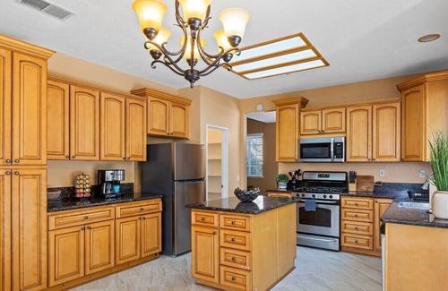 Riverside Casa | 5BR/3BA | Queen Beds | Family Home in Riverside