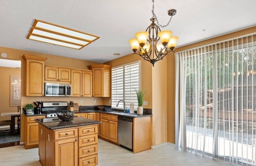 Riverside Casa | 5BR/3BA | Queen Beds | Family Home in Riverside