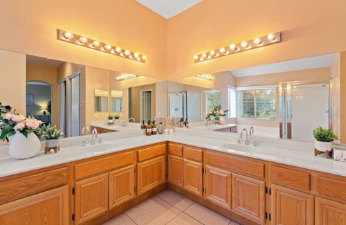 Riverside Casa | 5BR/3BA | Queen Beds | Family Home in Riverside