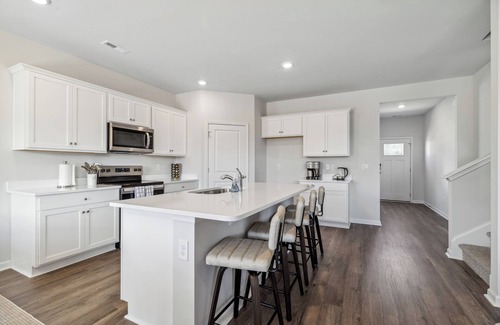 Wilmington Casa | 5BR/3BT+ Lake + Games Room+ Office+ Near Beaches