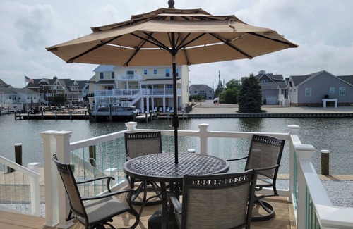 Mantoloking Casa | 5BR/3BTH waterfront family beach house with hot tub, kayaks, bikes and game room