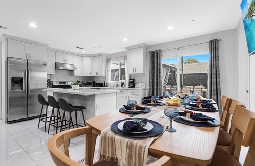 Midway City Casa | 5BR 4.5BA! SLEEPS 18! GAMES! LITTLE SAIGON! CLOSE TO DISNEY & OC BEACHES