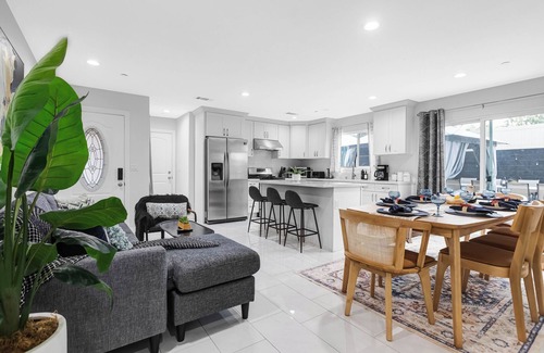 Midway City Casa | 5BR 4.5BA! SLEEPS 18! GAMES! LITTLE SAIGON! CLOSE TO DISNEY & OC BEACHES