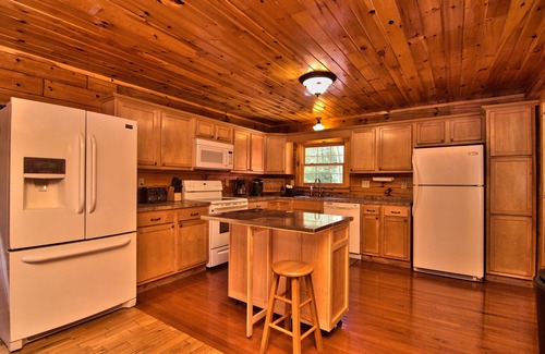 White Haven Casa | LOG CABIN 6BR 4BA Bañera de hidromasaje / Mesa de póker ¡WIFI BBQ Fire Pit Cancha de básquetbol!