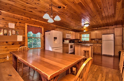 White Haven Casa | LOG CABIN 6BR 4BA Bañera de hidromasaje / Mesa de póker ¡WIFI BBQ Fire Pit Cancha de básquetbol!