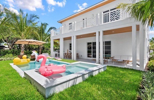 College Park Casa | 5BR/7BA Lux Pool with Guest House-5 min from Beach