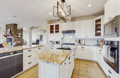 Talking Rock Cabina | Stunning cottage w/ wraparound porch, access to shared infinity pool & hot tub