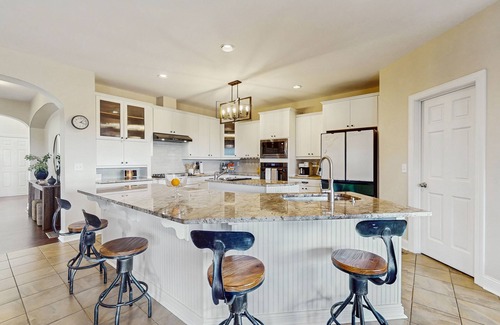 Talking Rock Cabina | Stunning cottage w/ wraparound porch, access to shared infinity pool & hot tub