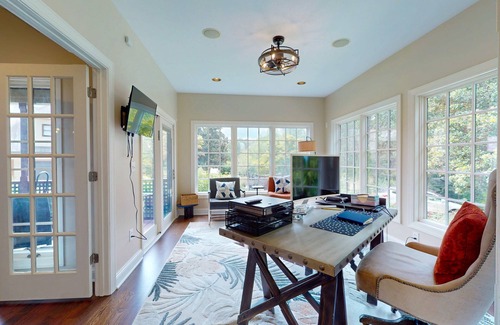 Talking Rock Cabina | Stunning cottage w/ wraparound porch, access to shared infinity pool & hot tub