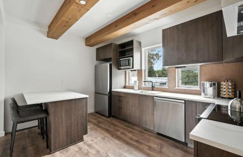 Kerns Casa | 5BR at The Adelynn - Luxury Build - Walk to All