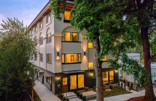 Kerns Casa | 5BR at The Adelynn - Luxury Build - Walk to All