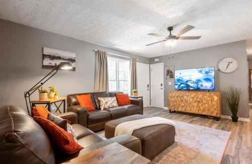 Woodstock Casa | 5BR Combined Units with Hot tub and Grill