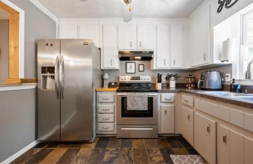 Woodstock Casa | 5BR Combined Units with Hot tub and Grill