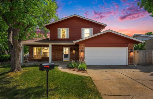 Northwest Arvada Casa | 5br Getaway W Spa Pool, Movie Theater & Arcade
