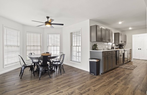 Springdale Casa | 5BR Lake Views with Heated & Chilled Pool & Hot Tub. Centrally Located