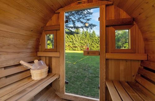 East Stroudsburg Cabina | 5BR Lux Log Mansion w Legendary Amenities & Pool!