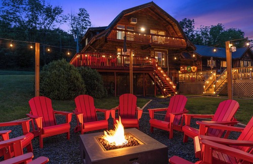 East Stroudsburg Cabina | 5BR Lux Log Mansion w Legendary Amenities & Pool!