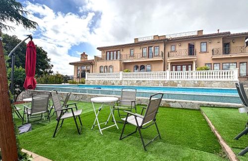 Los Altos Hills Casa | 5BR Luxury with KTV, Pool, View, Near Stanford
