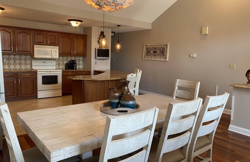 North End Casa | 5BR on Central Ave, 1.5 blocks from beach in Gold Coast