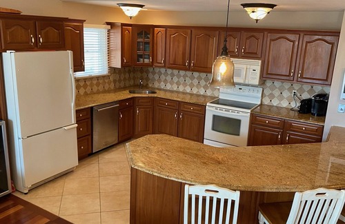 North End Casa | 5BR on Central Ave, 1.5 blocks from beach in Gold Coast