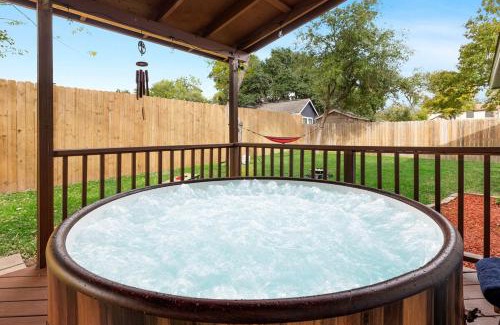 Copperfield Casa | 5BR Retreat with Game Room, Hot Tub & Big Yard - Sleeps 16 - 15 min to DT