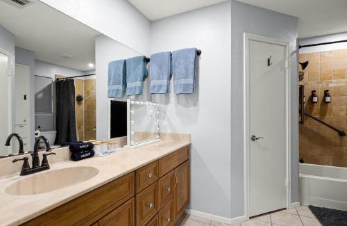 Copperfield Casa | 5BR Retreat with Game Room, Hot Tub & Big Yard - Sleeps 16 - 15 min to DT