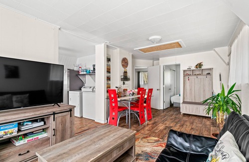 Tukwila Casa | 5BR Seattle Barn house, 15 Min to Stadiums