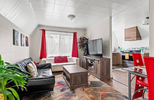 Tukwila Casa | 5BR Seattle Barn house, 15 Min to Stadiums