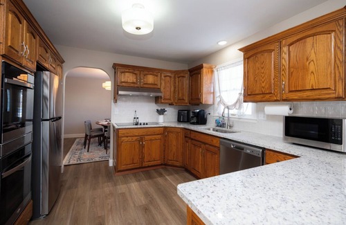 Pauline Casa | 5BR Sherwood StayAwhile - Lake View - Covered Porch - Fenced Yard - Pet Friendly