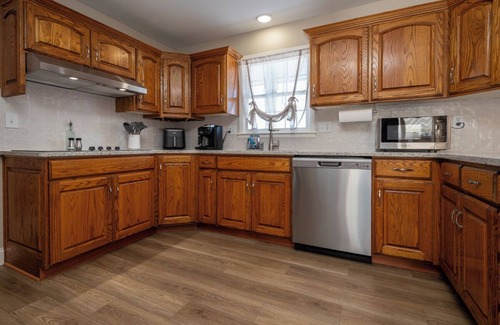Pauline Casa | 5BR Sherwood StayAwhile - Lake View - Covered Porch - Fenced Yard - Pet Friendly