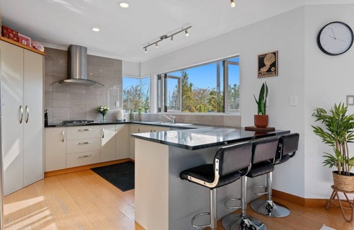Kawaha Point Casa | 5BR-Sleeps 12, 50m to Lake Near CBD & Attractions