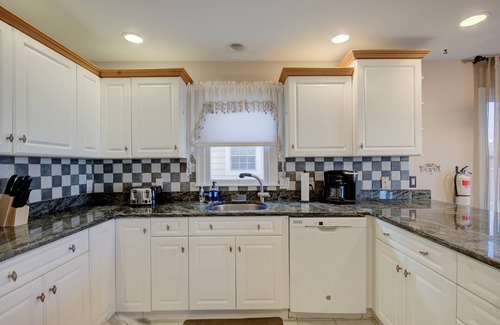 North End Casa | 5BR Steps to Beach & Boardwalk! Beach Tags Included!