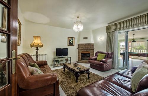Mato Serrao Villa | 5BR Villa with Private Pool and Snooker Room
