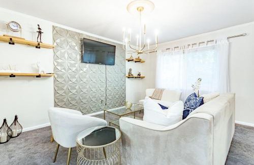 North Raleigh Casa | 5br w community Pool close to North Hills!