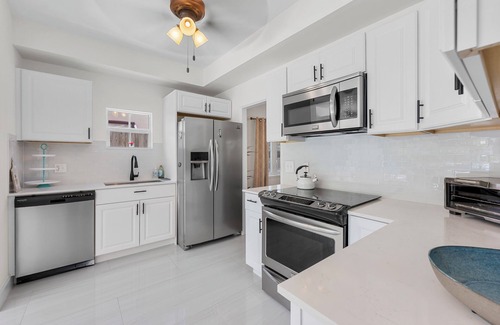 Old Northwood Villa | 5BR w/ Heated Pool + Spa! 5 min to Palm Beach and Downtown!