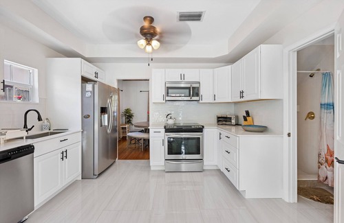 Old Northwood Villa | 5BR w/ Heated Pool + Spa! 5 min to Palm Beach and Downtown!