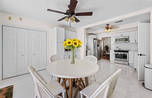 Old Northwood Villa | 5BR w/ Heated Pool + Spa! 5 min to Palm Beach and Downtown!