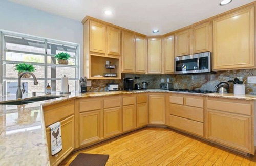 Green Valley North Casa | 5BR w/ Pool & Pool Table - 9 mi to Strip!