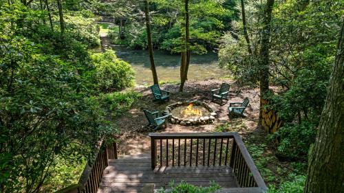 McCaysville Casa | 5br Waterfront Creek Home Hot Tub & Views