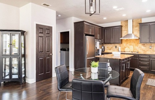 North Natomas Casa | 5BR within 10 min of Waterfront, Airport, Downtown Arena, Eatery, Trails & More!