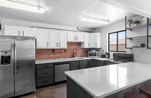 La Verkin Casa | 5BR Zion Retreat: 2Kitchens, FirePit, Mural & More