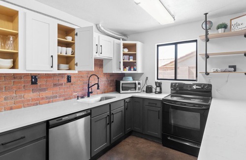 La Verkin Casa | 5BR Zion Retreat: 2Kitchens, FirePit, Mural & More