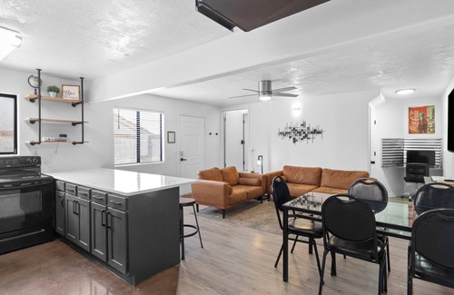 La Verkin Casa | 5BR Zion Retreat: 2Kitchens, FirePit, Mural & More