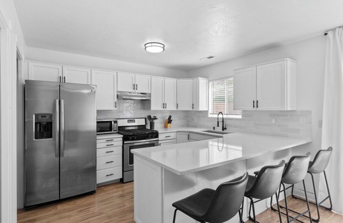 La Verkin Casa | 5BR Zion Retreat: 2Kitchens, FirePit, Mural & More