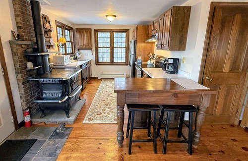 Whitefield Casa | 5H Charming hilltop Farmhouse with Stunning Views, near Mountain View Grand Resort!