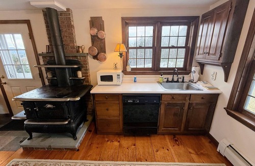Whitefield Casa | 5H Charming hilltop Farmhouse with Stunning Views, near Mountain View Grand Resort!