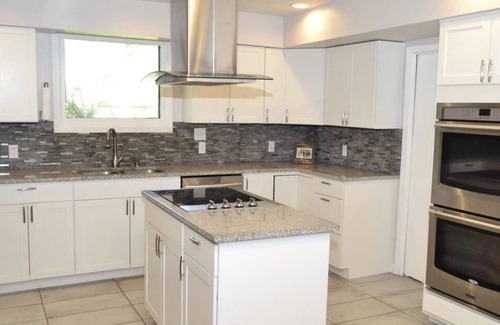 Haynes Area Casa | 5K Sq Ft Modern Entertainment Home a solo 5 millas del centro de Nashville.