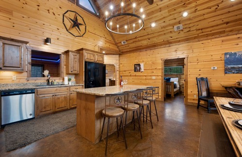 Hochatown Cabina | 5Kings | Pool Table, Shuffleboard, Playset, Putt Putt | 2min to New Casino!